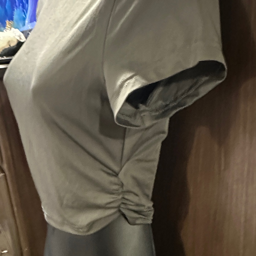 Chic Gray Cropped Tee - Picture 3 of 4